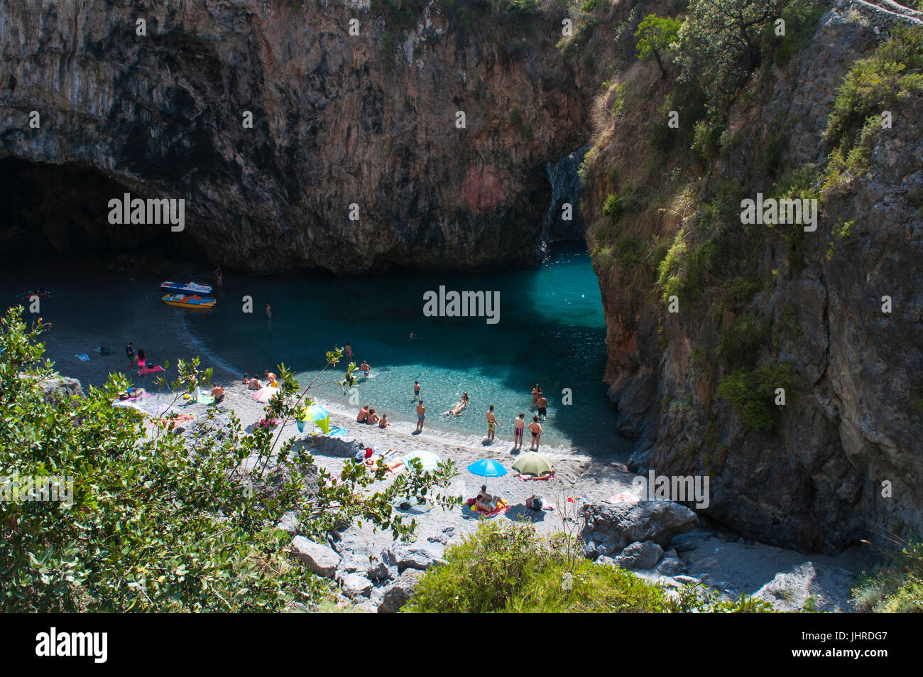Calabria, Italia: l'Arco Magno Beach, il grande arco beach, un po' nascosto bay con un arco naturale fatto dalle onde durante i secoli Foto Stock