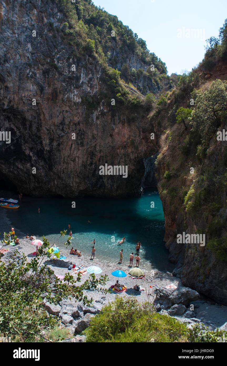 Calabria, Italia: l'Arco Magno Beach, il grande arco beach, un po' nascosto bay con un arco naturale fatto dalle onde durante i secoli Foto Stock