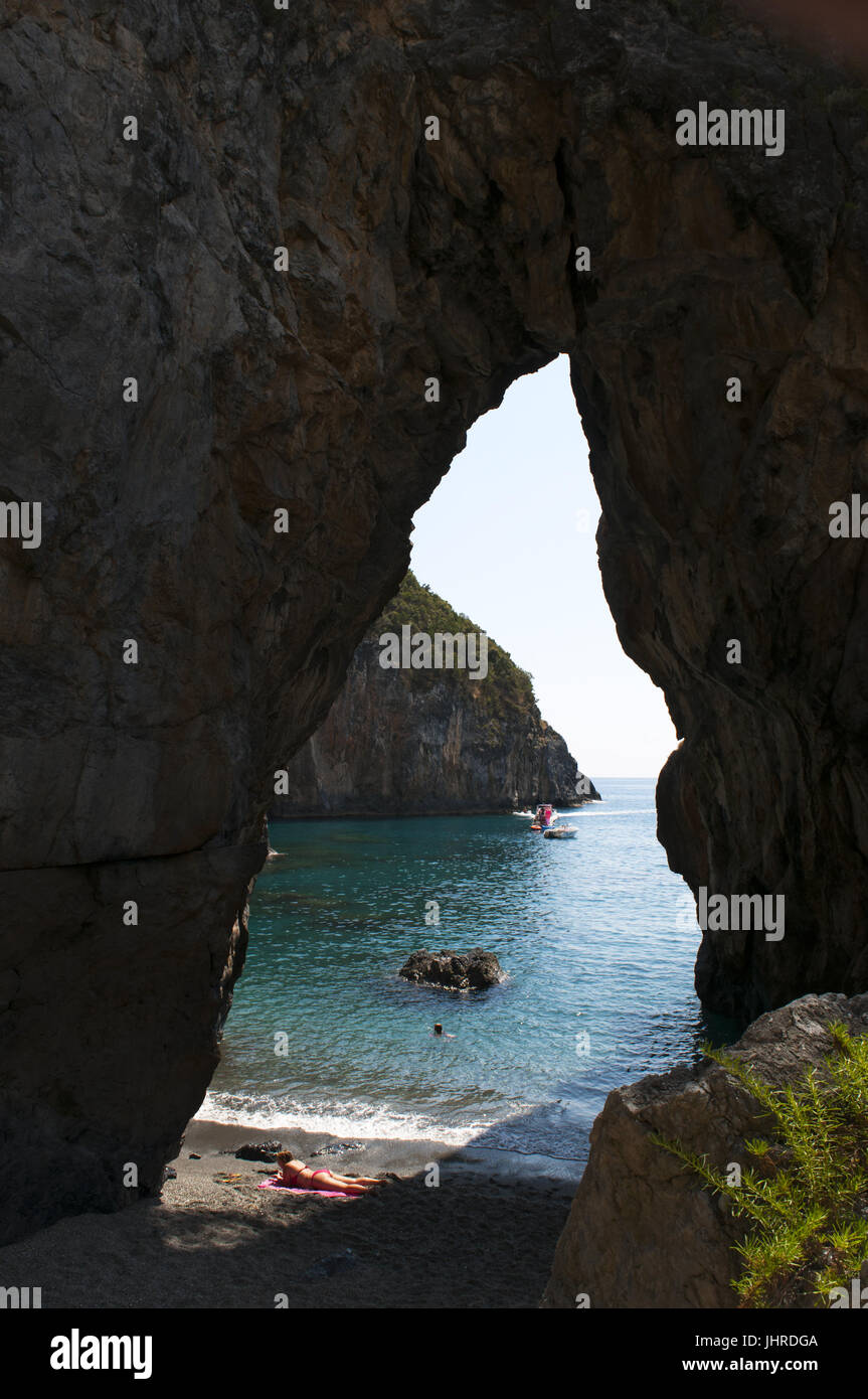 Calabria, Italia: l'Arco Magno Beach, il grande arco beach, un po' nascosto bay con un arco naturale fatto dalle onde durante i secoli Foto Stock