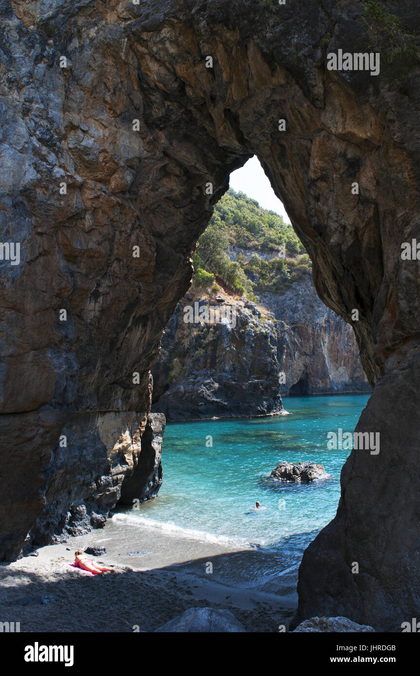 Calabria, Italia: l'Arco Magno Beach, il grande arco beach, un po' nascosto bay con un arco naturale fatto dalle onde durante i secoli Foto Stock