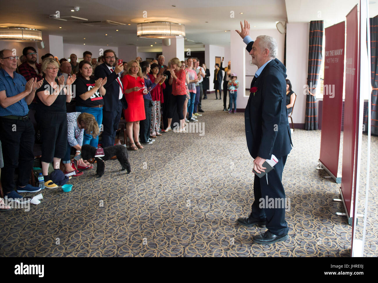 Leader laburista Jeremy Corbyn parlando al Bournemouth West Cliff Hotel durante una visita a Bournemouth. Foto Stock