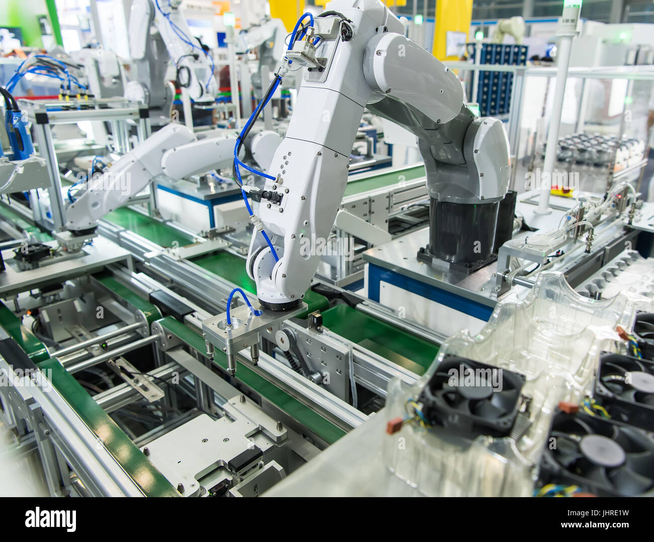 Ventola del computer con la robotica e automazione controllo sistema di applicazione su automatizzare il braccio di robot Foto Stock