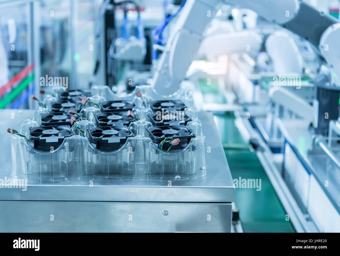 Ventola del computer con la robotica e automazione controllo sistema di applicazione su automatizzare il braccio di robot Foto Stock