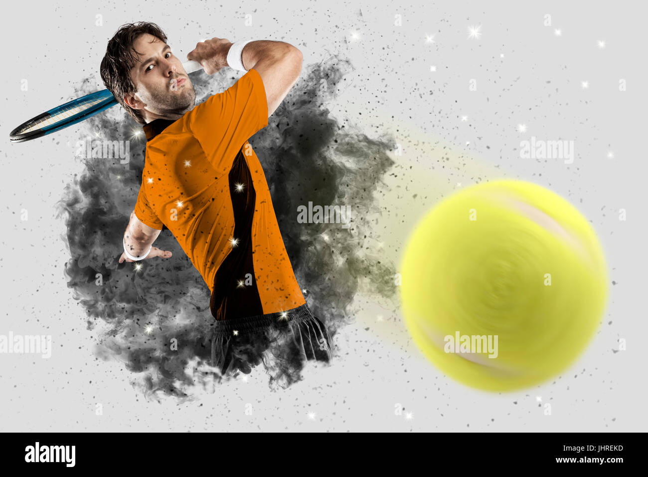 Giocatore di tennis con un arancio uniforme di fuoriuscita di un getto di fumo . Foto Stock