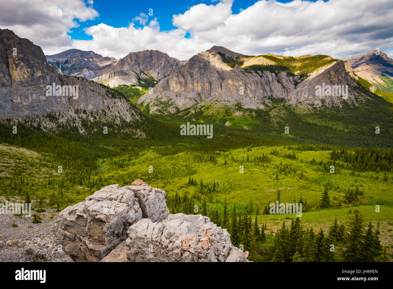 Escursionismo viste dal Monte John Laurie (Yamnuska), che si affaccia sulle colline pedemontane e praterie di Alberta in Canada Foto Stock