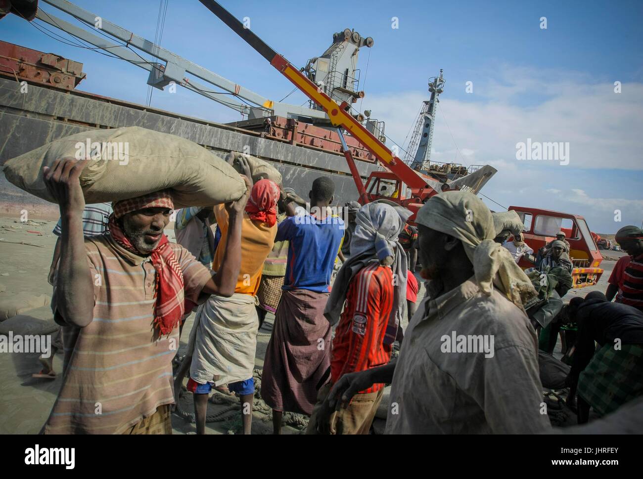 Dock di somali a carico dei lavoratori dei sacchi di cemento importato al porto il 6 agosto 2012 a Mogadiscio, in Somalia. (Foto di Stuart Prezzo via Planetpix) Foto Stock