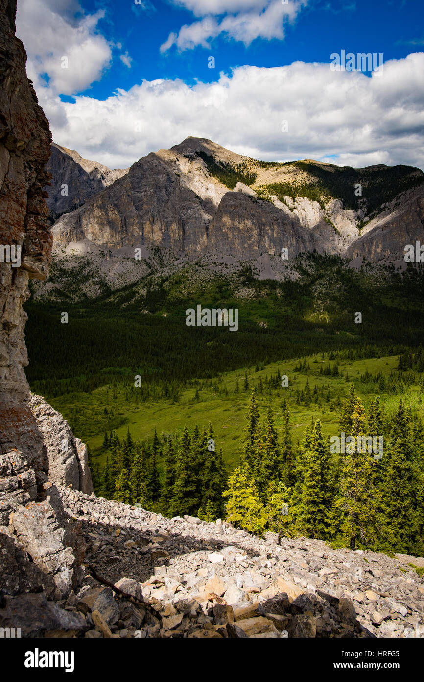 Escursionismo viste dal Monte John Laurie (Yamnuska), che si affaccia sulle colline pedemontane e praterie di Alberta in Canada Foto Stock