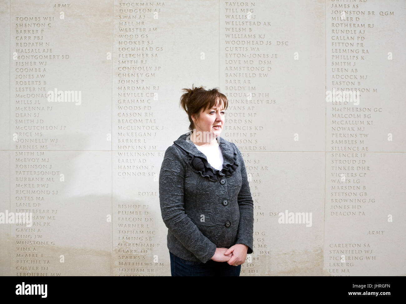 Guerra delle Falklands vedova Margaret Allen, nel 2012, presso il National Memorial Arboretum Staffordshire, Regno Unito, il trentesimo anniversario della guerra delle Falkland. Lei era a soli 23 quando il sistema HMS Argonaut è stato colpito da due 1.000 lb bombe argentino a metà strada attraverso la guerra delle Falkland, uccidendo suo marito, in grado marinaio Iain Boldy. Erano stati sposati appena due settimane. Foto Stock