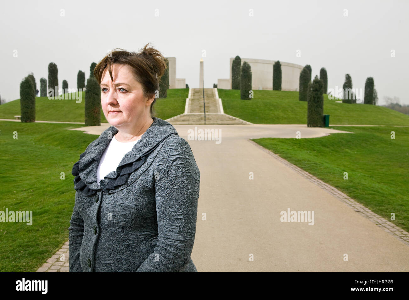 Guerra delle Falklands vedova Margaret Allen, nel 2012, presso il National Memorial Arboretum Staffordshire, Regno Unito, il trentesimo anniversario della guerra delle Falkland. Lei era a soli 23 quando il sistema HMS Argonaut è stato colpito da due 1.000 lb bombe argentino a metà strada attraverso la guerra delle Falkland, uccidendo suo marito, in grado marinaio Iain Boldy. Erano stati sposati appena due settimane. Foto Stock