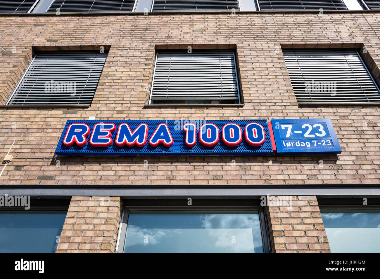 REMA 1000 segno alla filiale. REMA 1000 è un Norvegese no-frills catena di supermercati con le imprese in Norvegia e Danimarca. Foto Stock