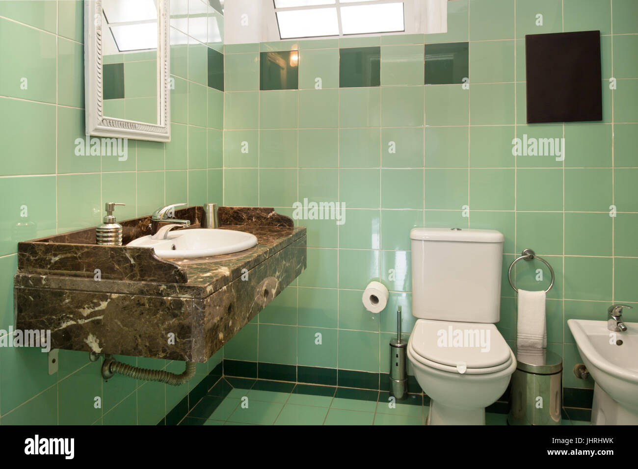 Pulito E Luminoso Bagno Con Piastrelle Verdi Foto Immagine Stock