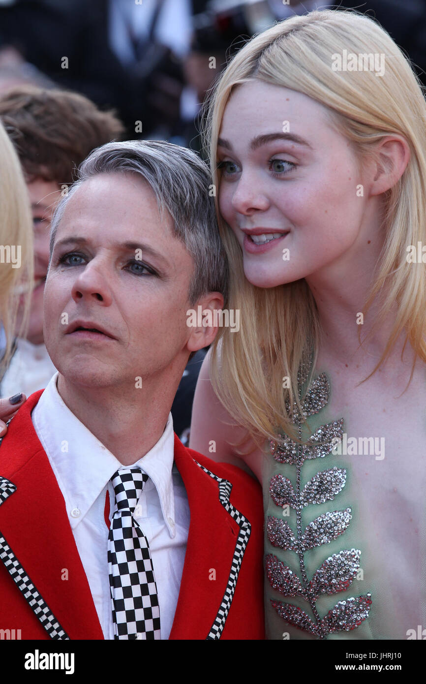 John Cameron Mitchell e Elle Fanning partono dopo la Come parlare di ragazze in parti lo screening durante il settantesimo annuale di Cannes Film Festival presso il Palais des Festivals il 21 maggio 2017 a Cannes, Francia. Foto Stock