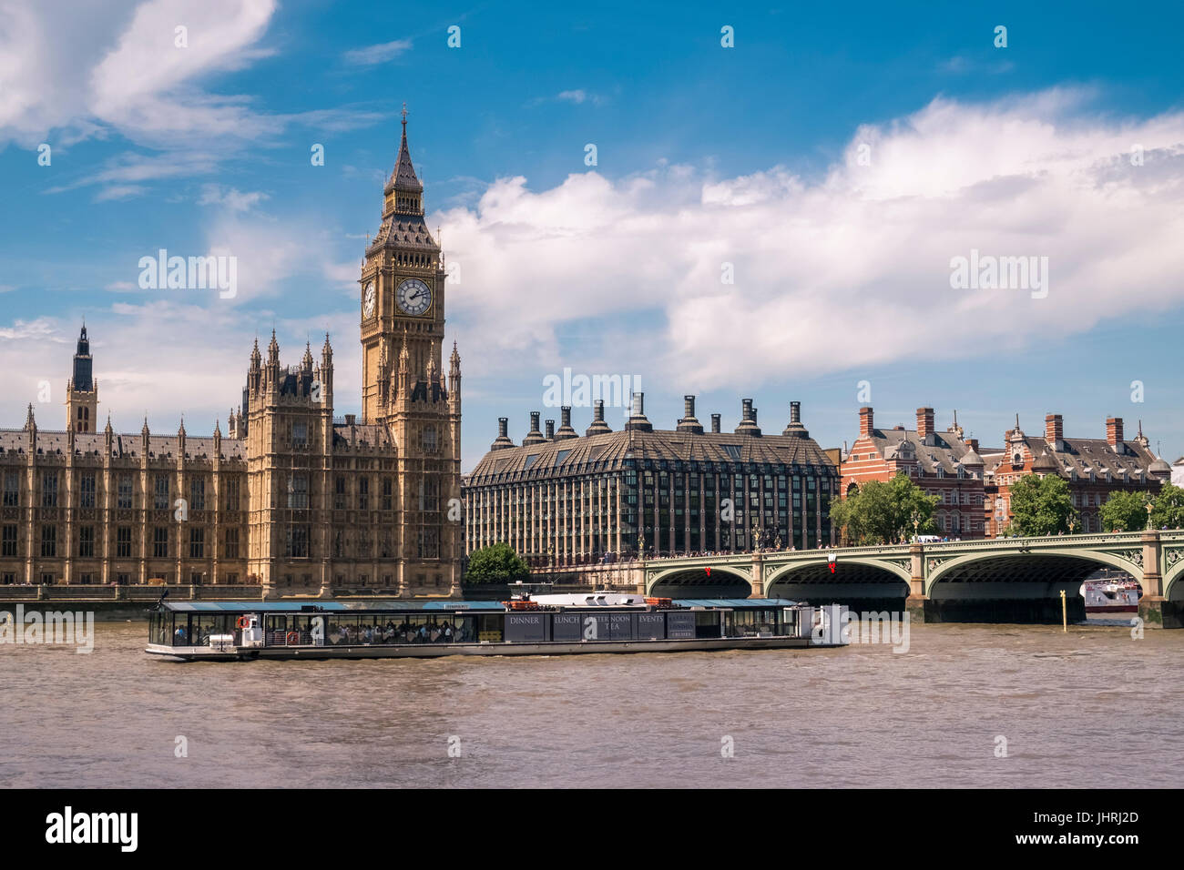 I turisti a bordo di un fiume flottante ristorante sul fiume Tamigi fuori le case del Parlamento, Westminster, London, England Regno Unito Foto Stock