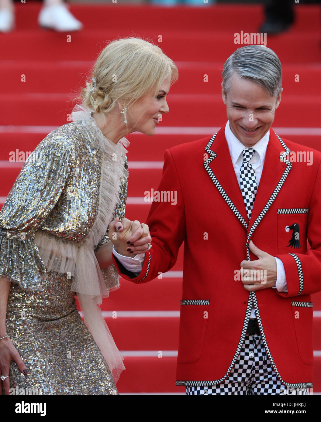 Nicole Kidman e John Cameron Mitchell partono dopo la Come parlare di ragazze in parti lo screening durante il settantesimo annuale di Cannes Film Festival presso il Palais des Festivals il 21 maggio 2017 a Cannes, Francia. Foto Stock