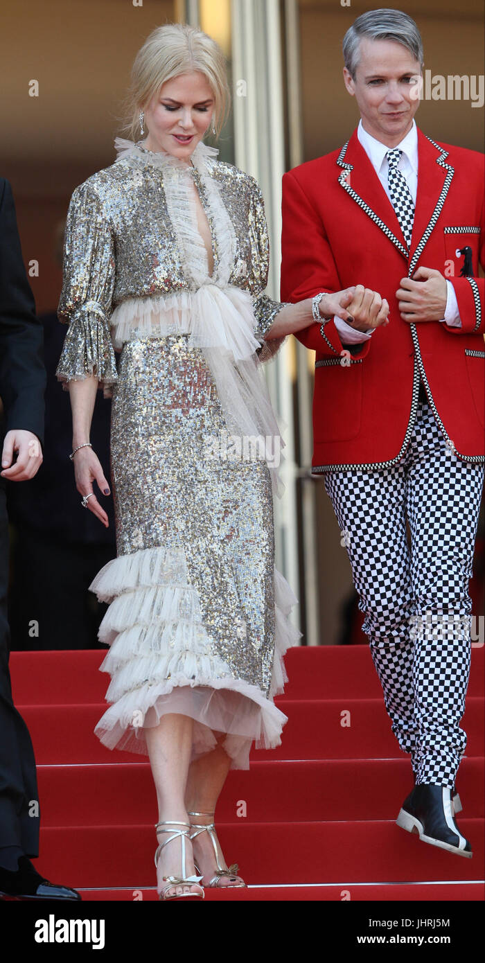 Nicole Kidman e John Cameron Mitchell partono dopo la Come parlare di ragazze in parti lo screening durante il settantesimo annuale di Cannes Film Festival presso il Palais des Festivals il 21 maggio 2017 a Cannes, Francia. Foto Stock