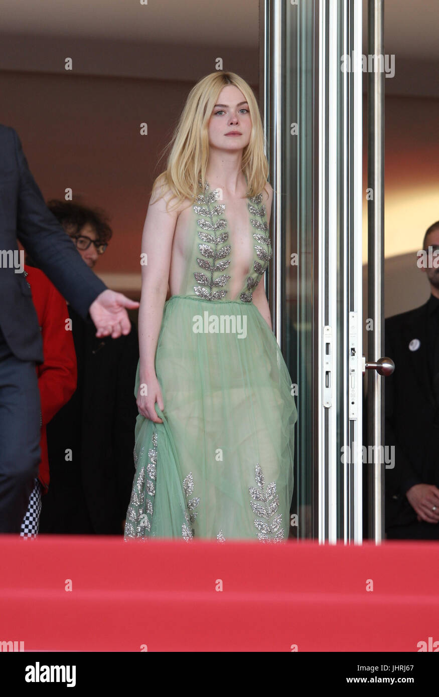 L'attrice Elle Fanning si allontana dopo la Come parlare di ragazze in parti lo screening durante il settantesimo annuale di Cannes Film Festival presso il Palais des Festivals il 21 maggio 2017 a Cannes, Francia. Foto Stock