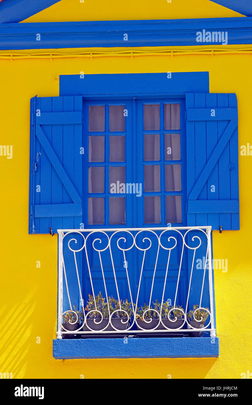 Luminoso edificio giallo con blu profondo la parete del rivestimento facciata edificio lungo il canale centrale Aveiro Portogallo Foto Stock