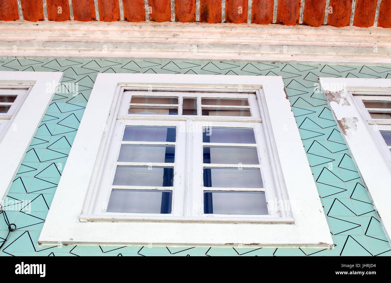 Decorativo piastrella moderna facciata a parete con azulejos finestra sulla casa del pescatore Aveiro Portogallo Foto Stock
