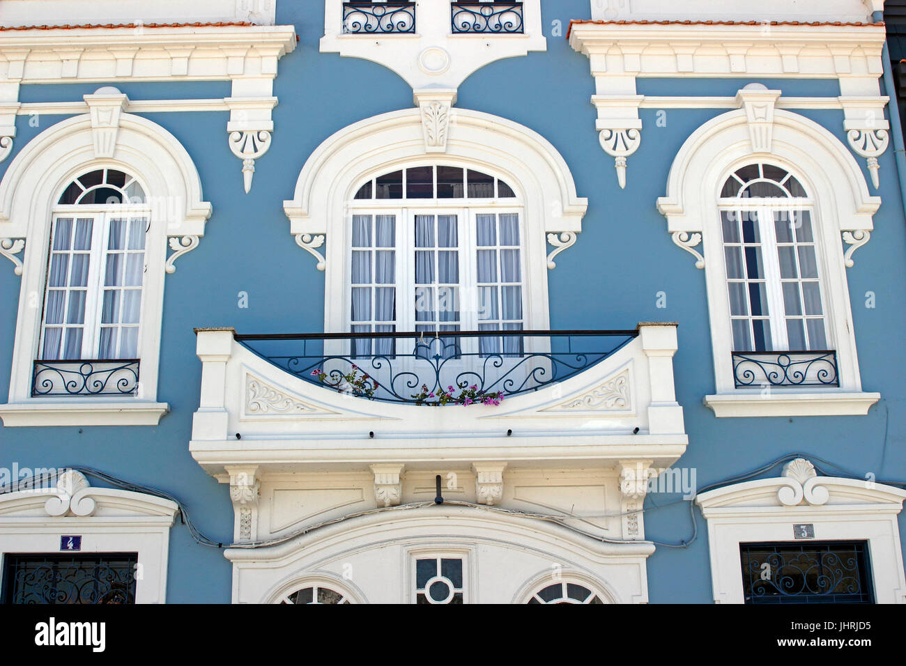 Decorativi facciata dipinta shop edificio lungo il canale centrale Aveiro Portogallo Foto Stock