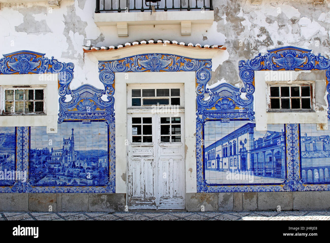 Piastrelle decorative a parete Azulejos blu sulla vecchia stazione ferroviaria Aveiro Portogallo Foto Stock
