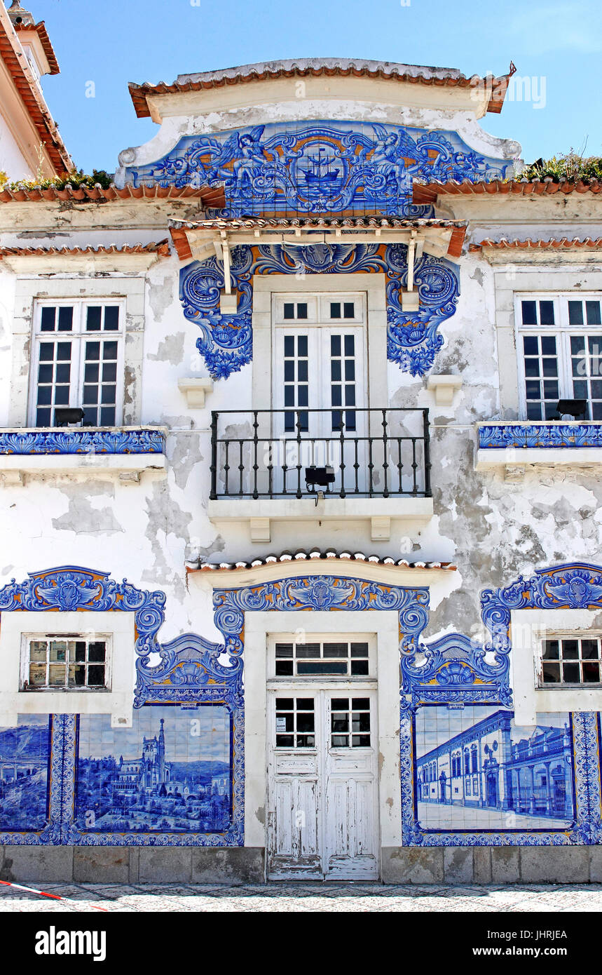 Piastrelle decorative a parete Azulejos blu sulla vecchia stazione ferroviaria Aveiro Portogallo Foto Stock