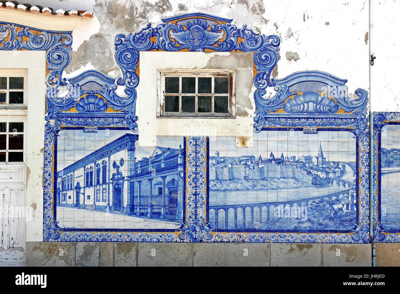 Piastrelle decorative a parete Azulejos blu sulla vecchia stazione ferroviaria Aveiro Portogallo Foto Stock