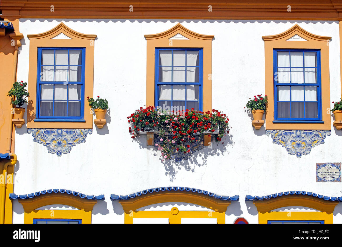 Dipinto decorativo edificio con facciata windows fiori lungo il canale centrale Aveiro Portogallo Foto Stock