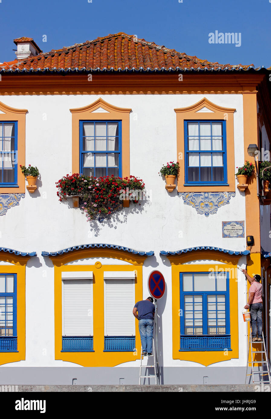 Dipinto decorativo edificio con facciata windows fiori lungo il canale centrale Aveiro Portogallo Foto Stock