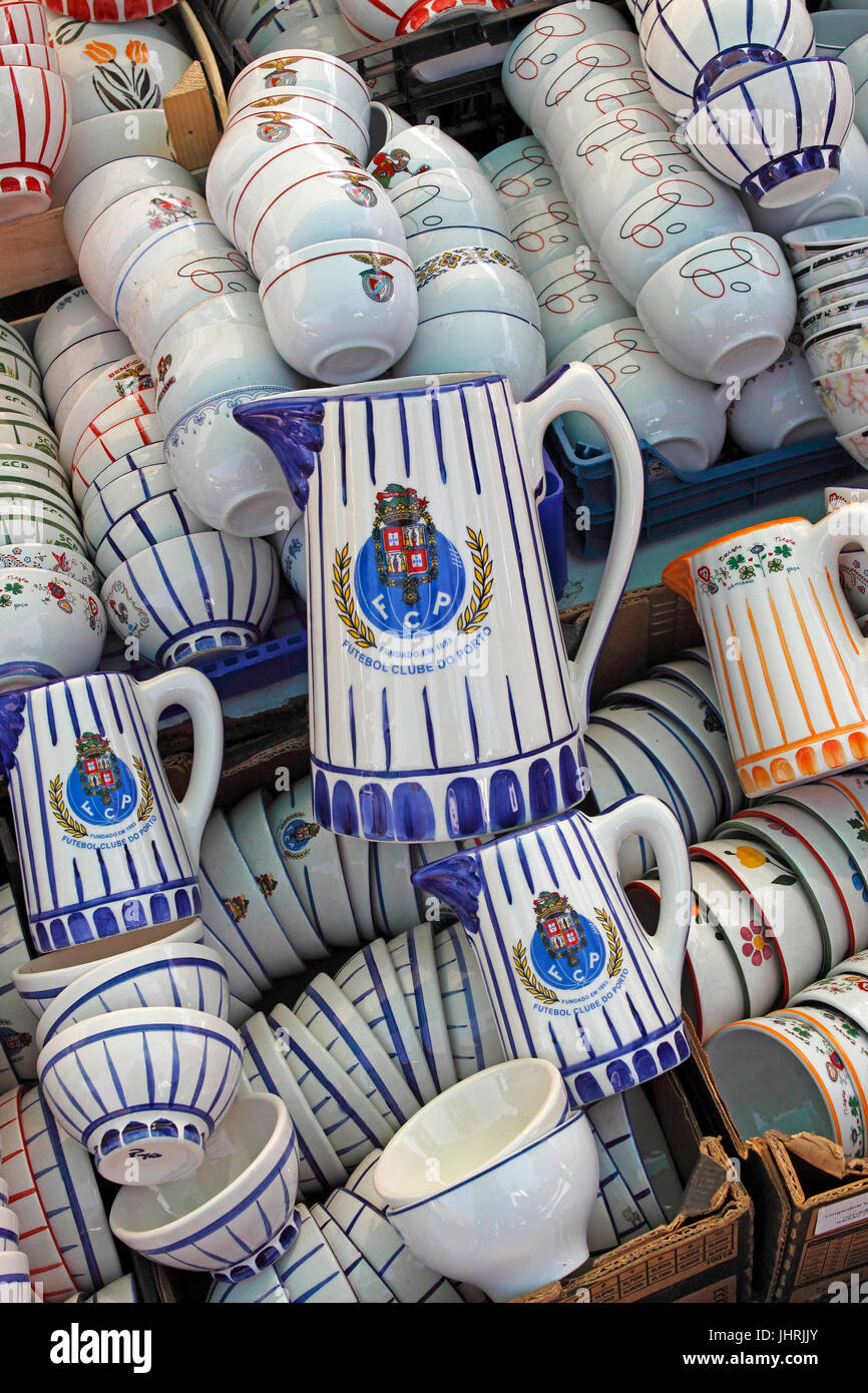 Coppe in ceramica per la vendita presso il mercato del mercoledì Barca Portogallo Foto Stock