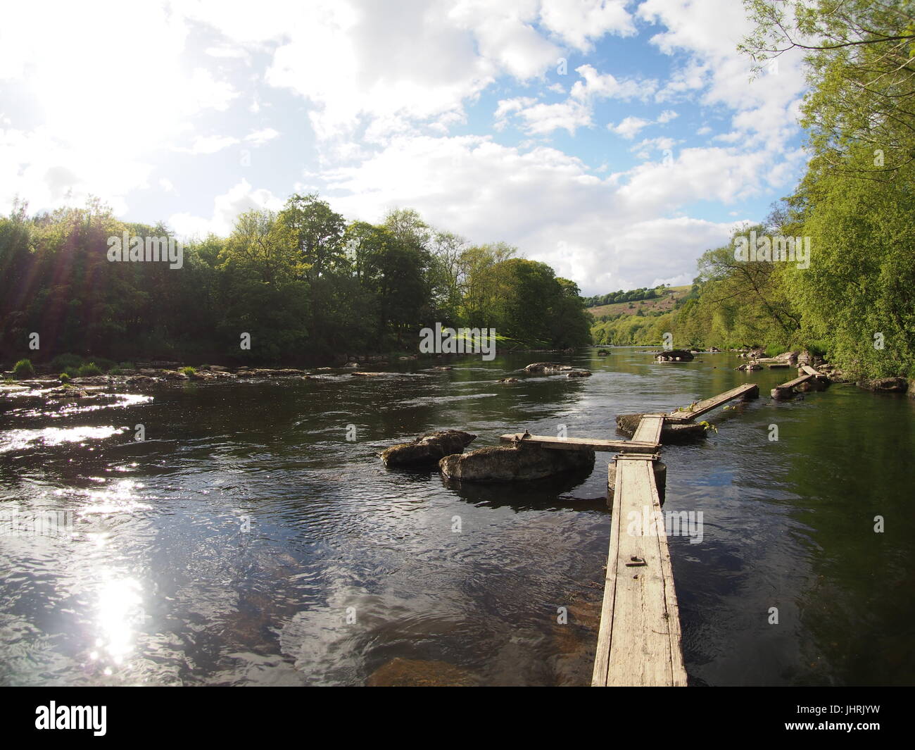 Plank ponte di collegamento tra le rocce nel fiume Wye Foto Stock