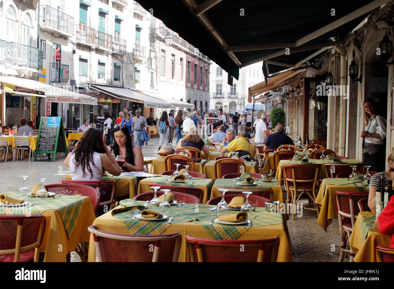 Occupato area ristorante nel quartiere Restauradores Lisbona Portogallo Foto Stock