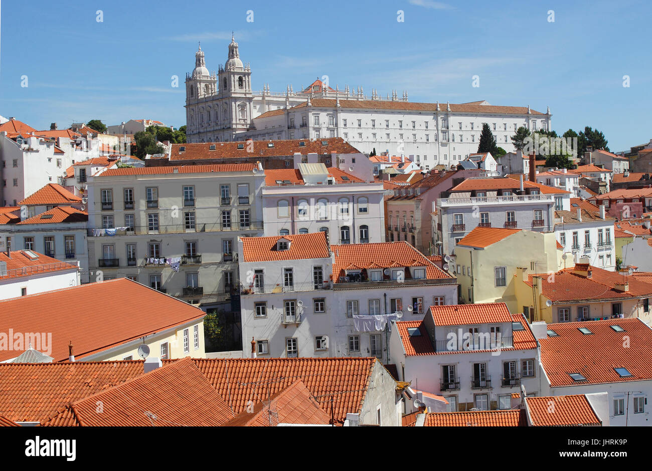 Sao Vicente de Fora il monastero e il rosso arancio mattonelle in terracotta sui tetti di edifici bianchi in Alfama Lisbona Portogallo Foto Stock