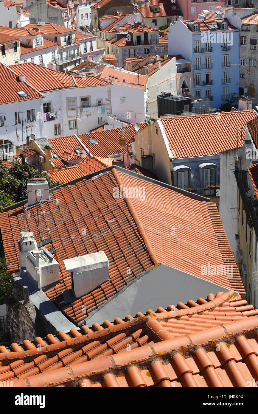 Rosso arancione mattonelle in terracotta sui tetti di edifici bianchi in Alfama Lisbona Portogallo Foto Stock