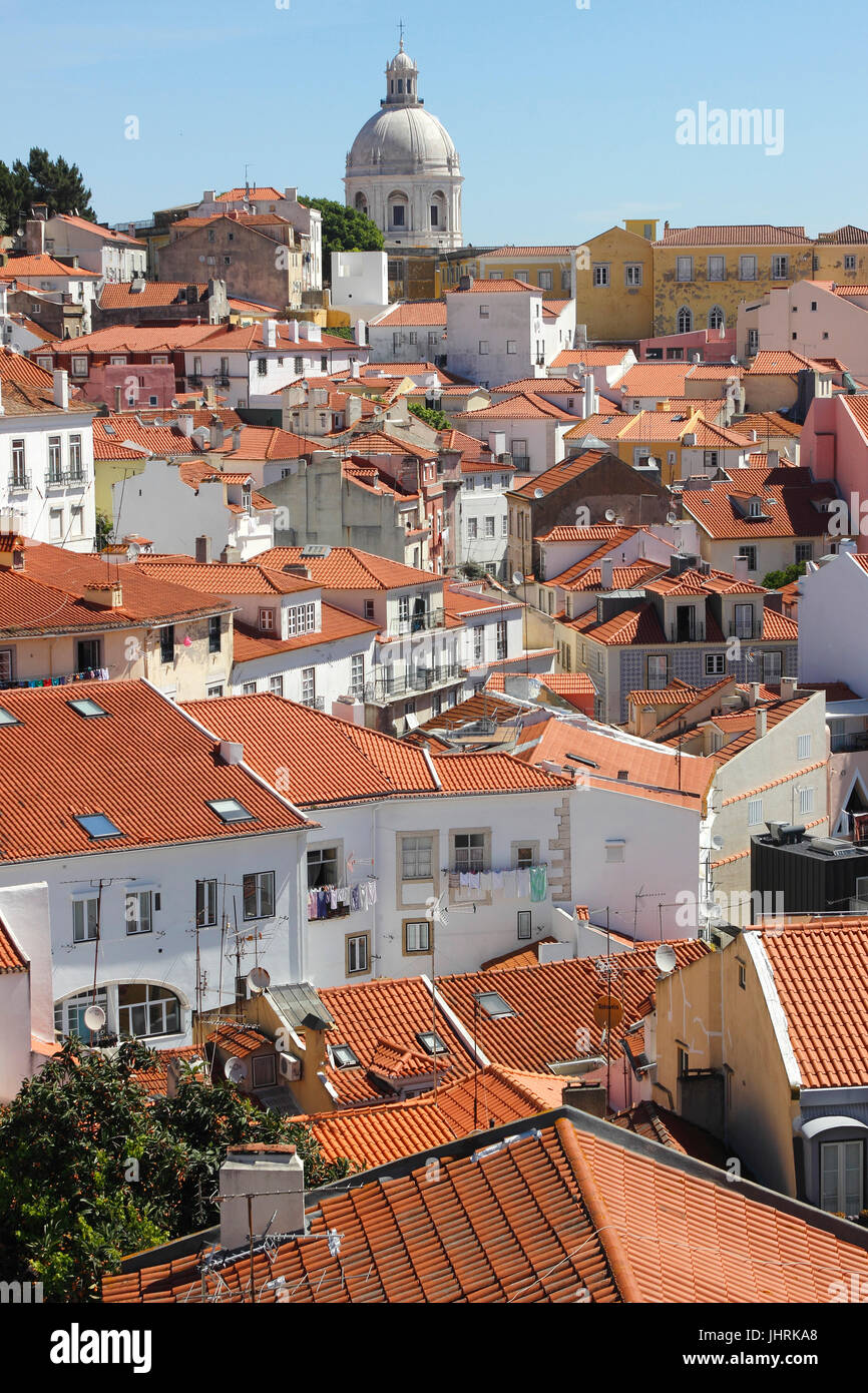 Pantheon Nazionale e rosso arancio mattonelle in terracotta sui tetti di edifici bianchi in Alfama Lisbona Portogallo Foto Stock