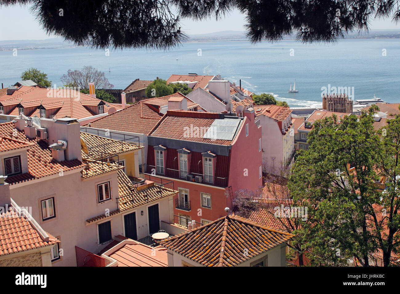 Vista dal castello di Lisbona sulla piastrella tetti del fiume Tago e il porto di Lisbona Lisbona Portogallo Foto Stock