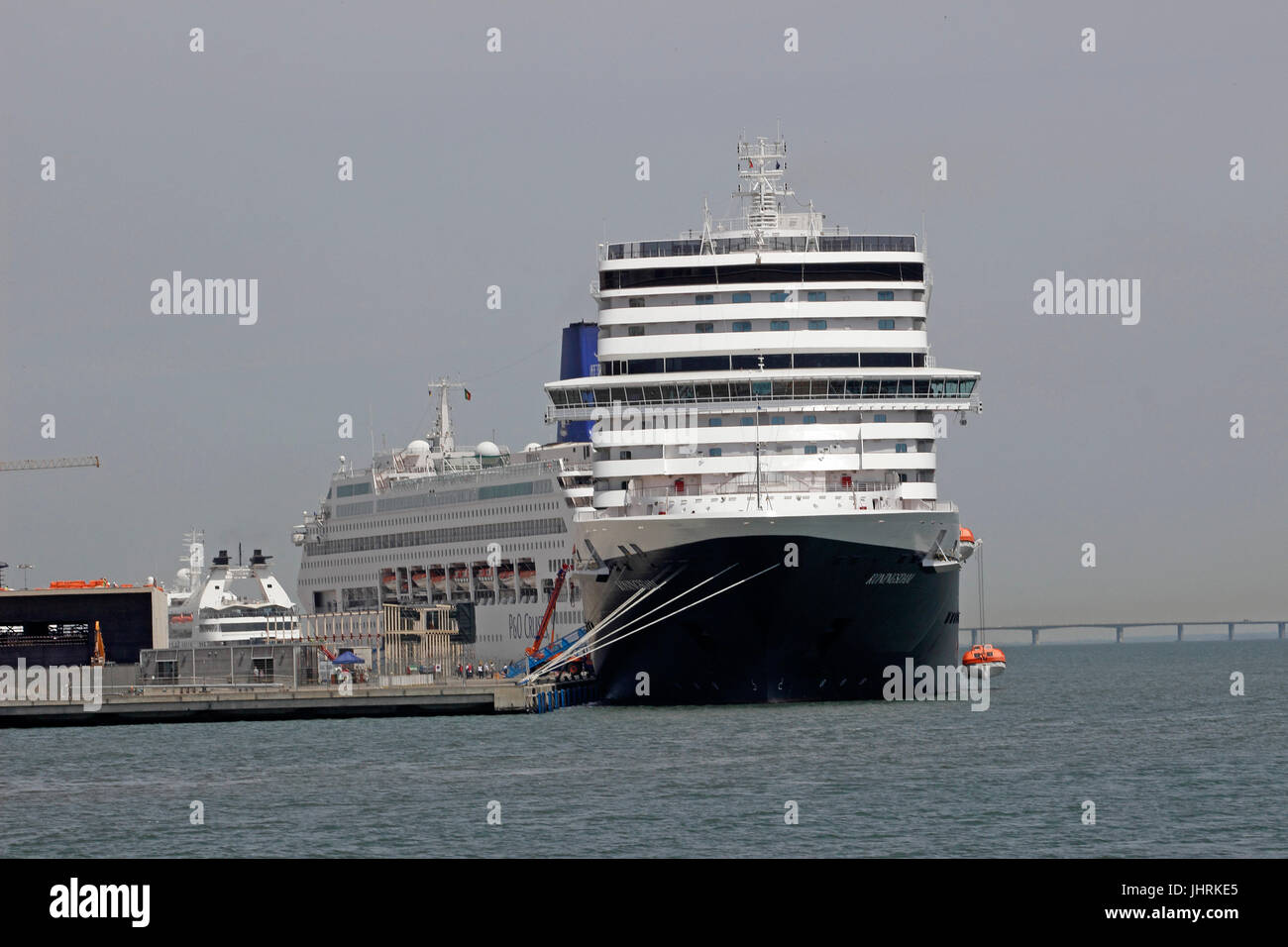 Navi da Crociera in thePort di Lisbona sul fiume Tago con città quartiere Lisbona Portogallo Foto Stock