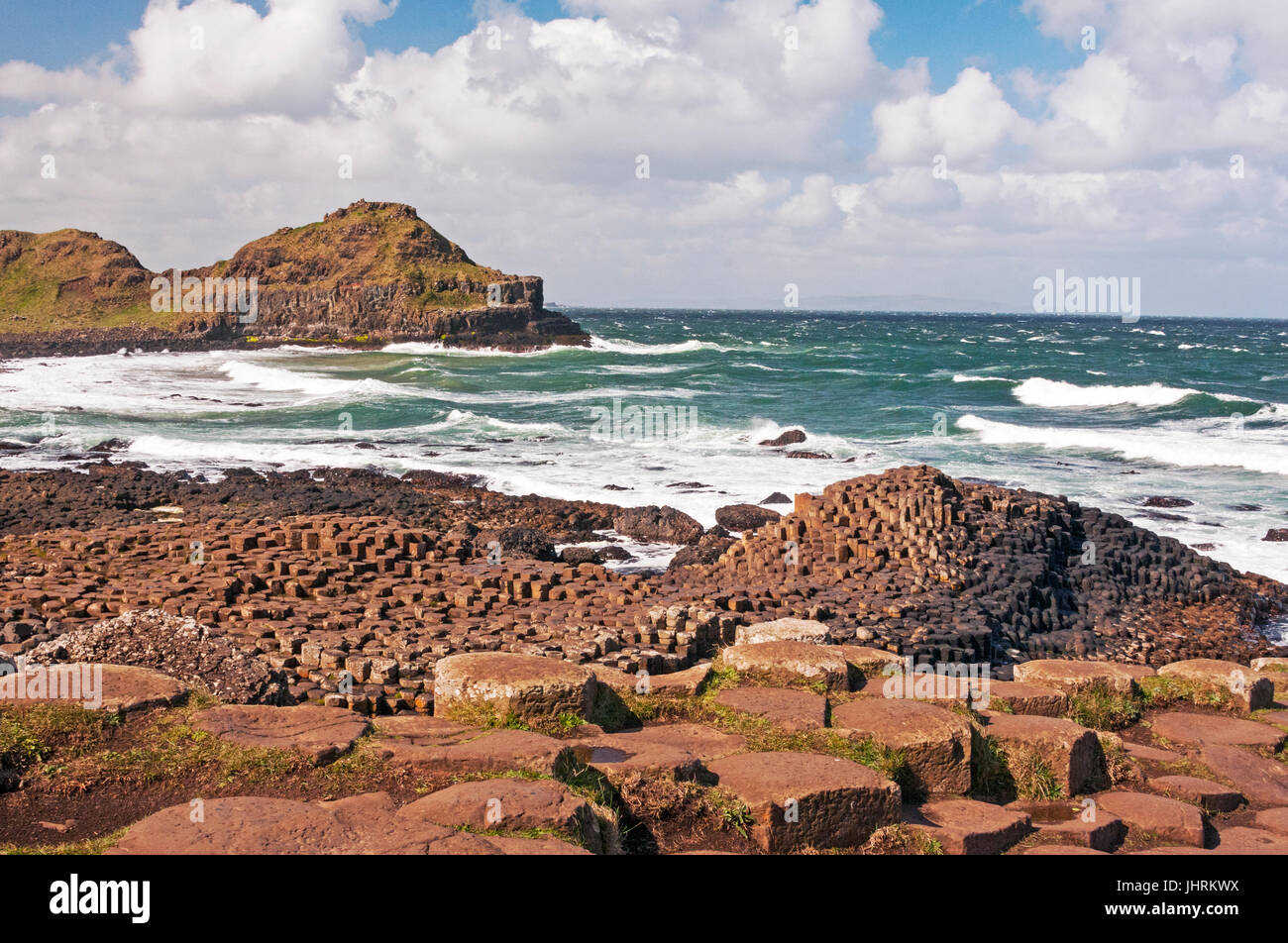 Giants Causeway e Oceano Atlantico, Irlanda del Nord Foto Stock