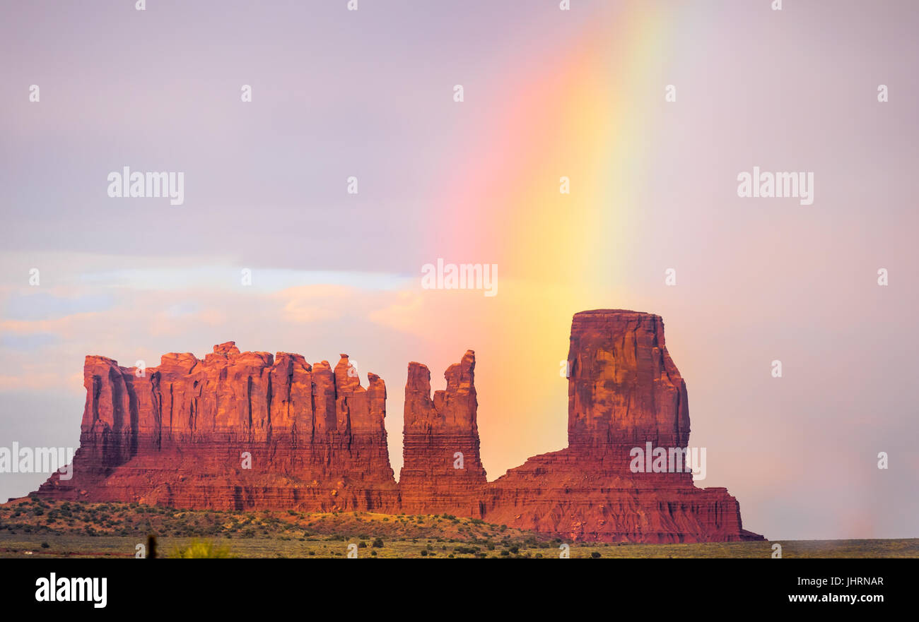 Arcobaleno nella monument valley tribal park, Stati Uniti d'America Foto Stock