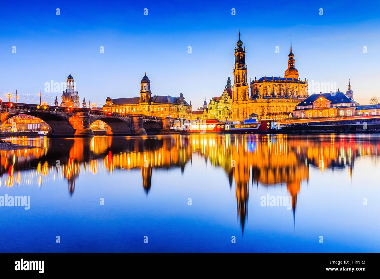 Dresden, Germania. Cattedrale della Santissima Trinità o Hofkirche, Bruehl nella terrazza. Crepuscolo tramonto sul fiume Elba in Sassonia. Foto Stock