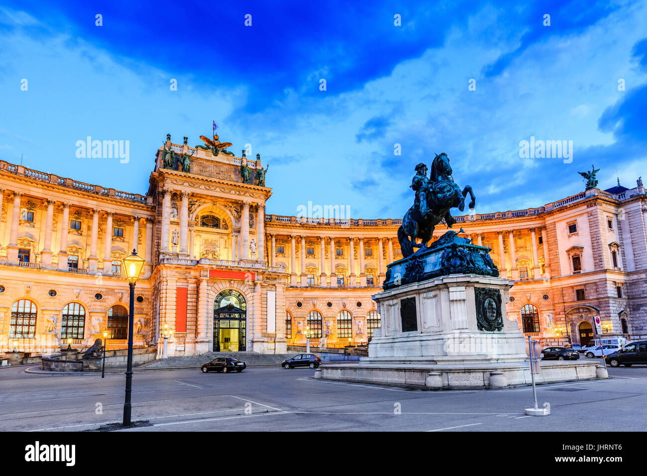 Vienna, Austria. Il Palazzo Imperiale Hofburg al crepuscolo. Foto Stock