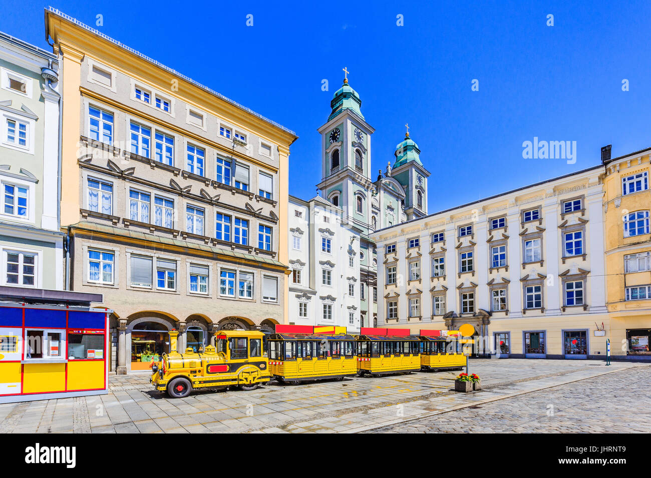 Linz, Austria. Vecchia Cattedrale (Alter Dom) e treno turistico nella piazza principale (Hauptplatz) Foto Stock