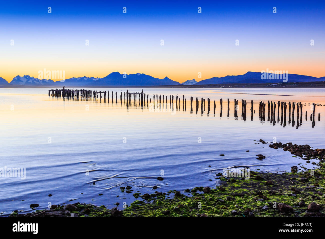 Puerto Natales nella Patagonia cilena. Vecchio Dock in Almirante Montt golf. Foto Stock