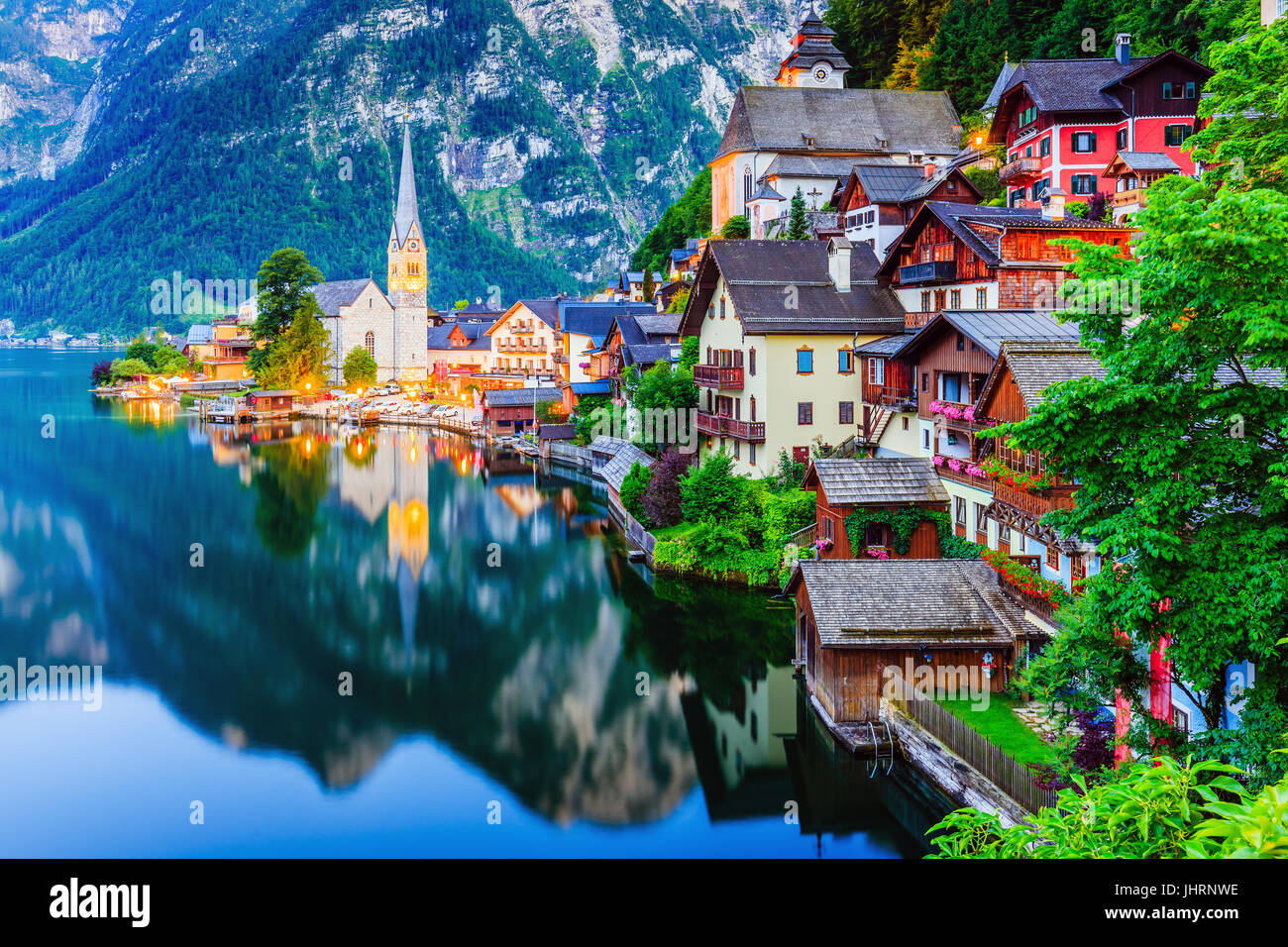 Hallstatt, Austria. Villaggio di montagna nelle Alpi austriache al crepuscolo. Foto Stock