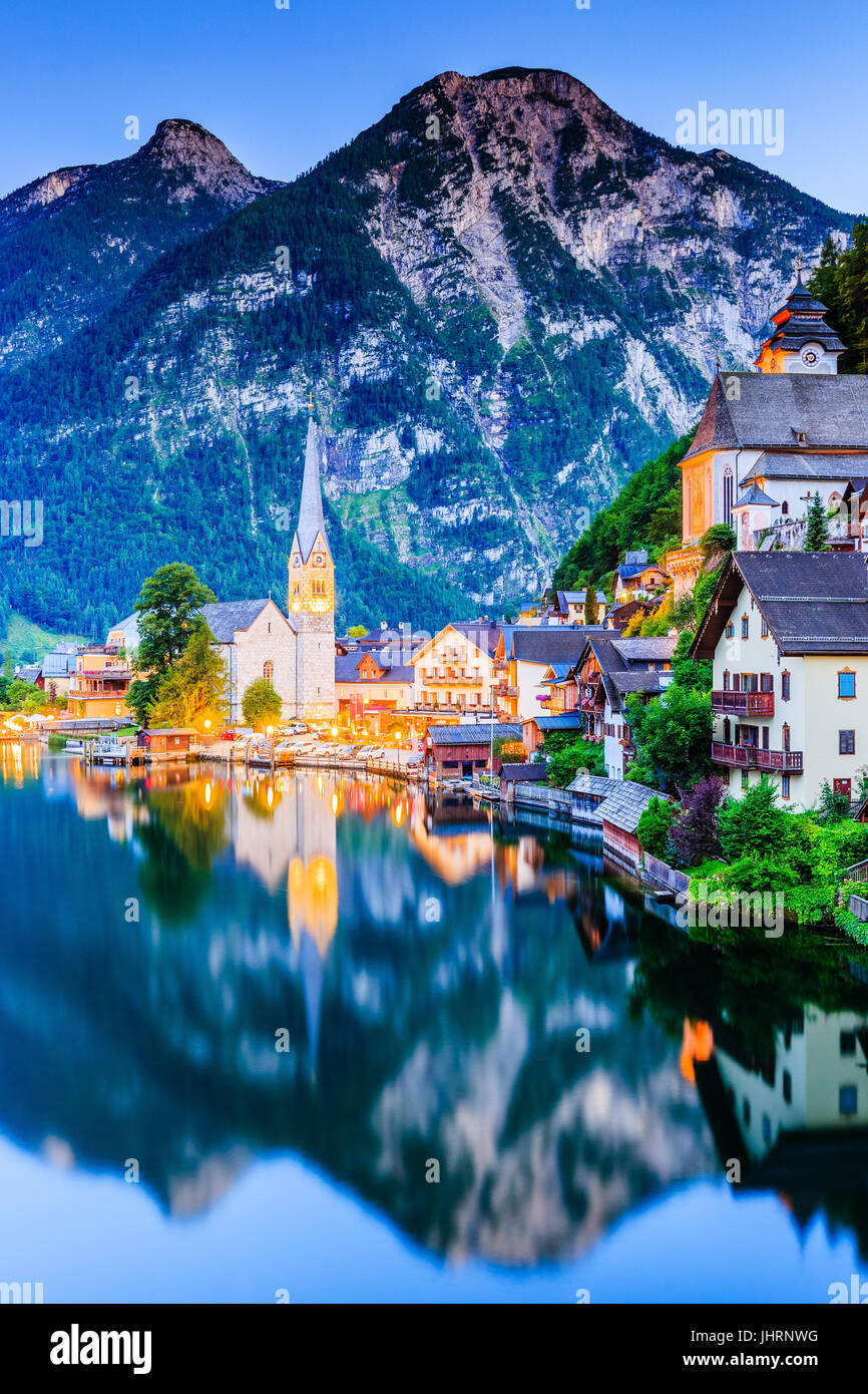 Hallstatt, Austria. Villaggio di montagna nelle Alpi austriache al crepuscolo. Foto Stock