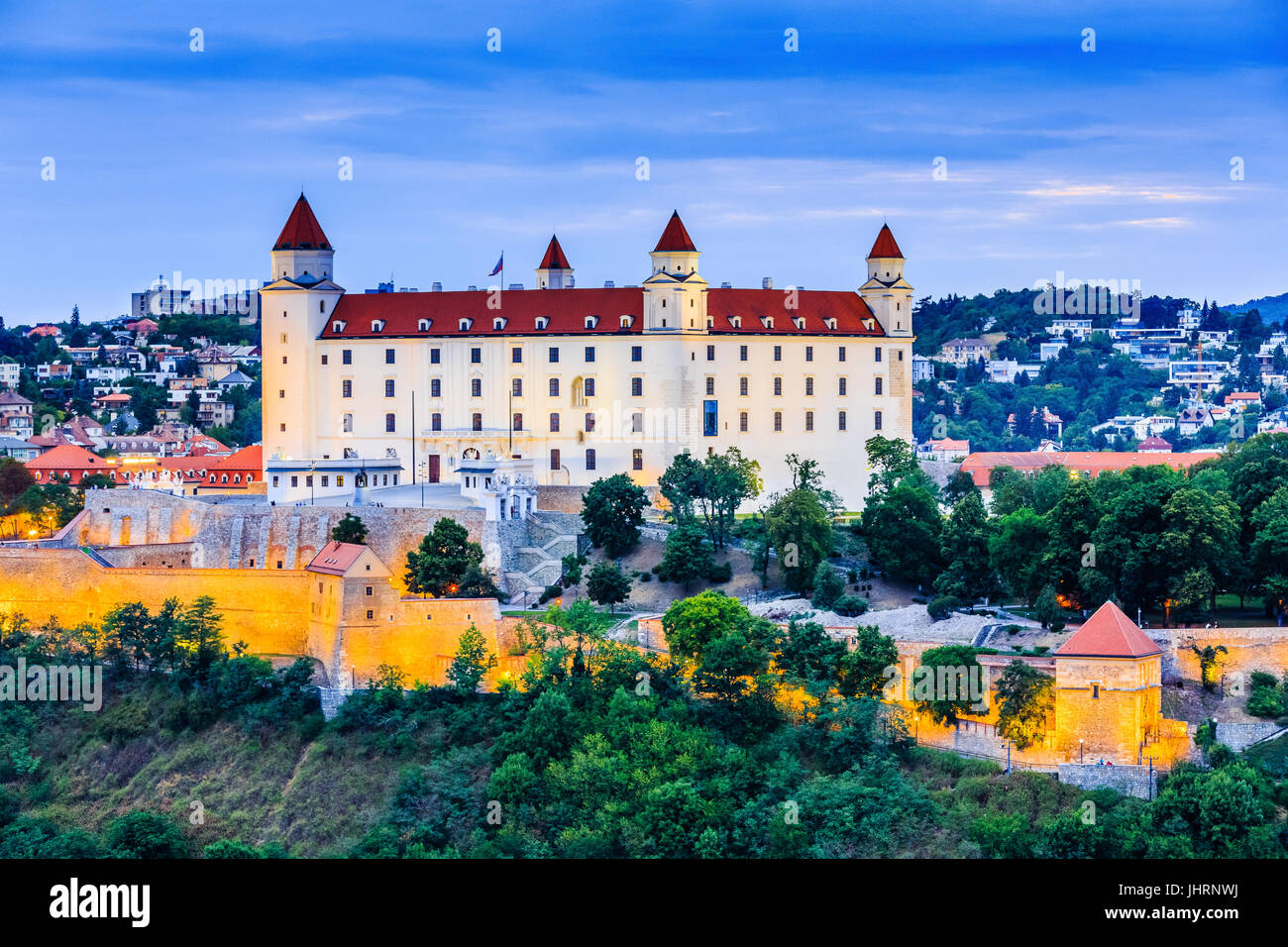 Bratislava, Slovacchia. Vista del castello di Bratislava al crepuscolo. Foto Stock