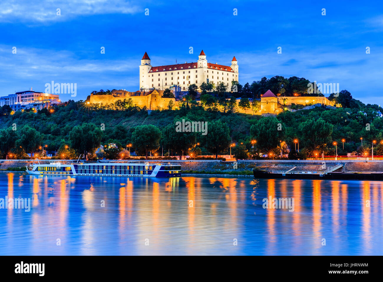 Bratislava, Slovacchia. Vista del castello di Bratislava e il fiume Danubio al crepuscolo. Foto Stock