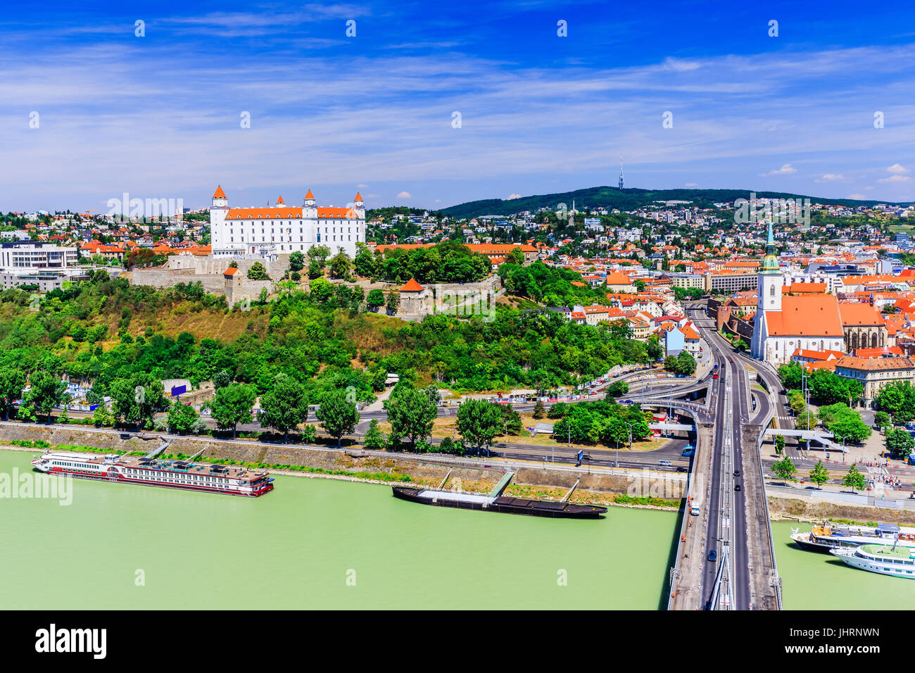 Bratislava, Slovacchia. Vista del castello di Bratislava, St. Martin's Cathedral e il fiume Danubio. Foto Stock
