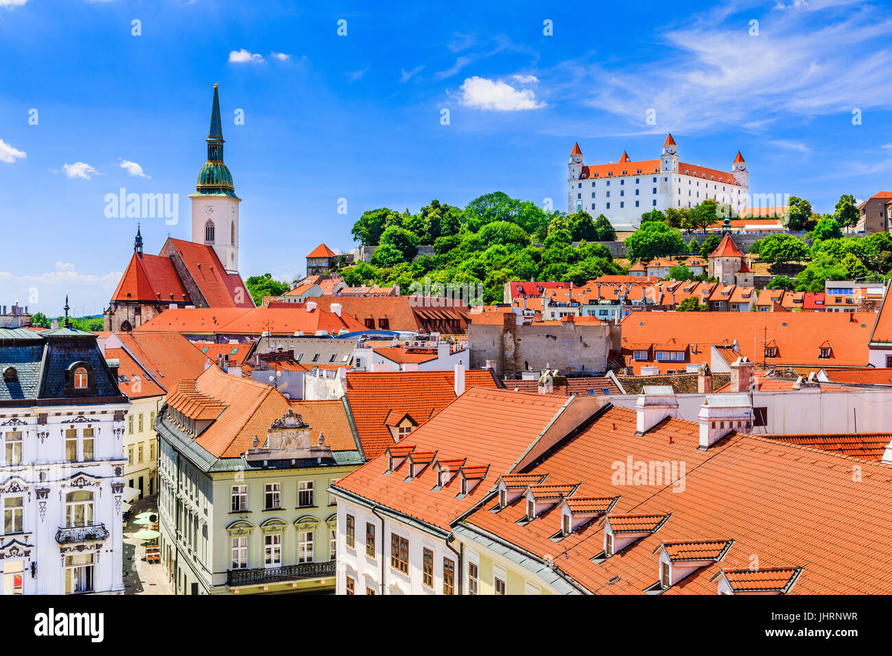 Bratislava, Slovacchia. Vista del castello di Bratislava, St. Martin's Cathedral. Foto Stock