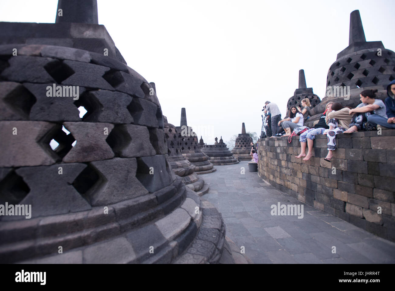 I turisti in attesa del sorgere del sole sulla terrazza di 'Sea di immortalità " Tempio di Borobudur Java Indonesia. Foto Stock