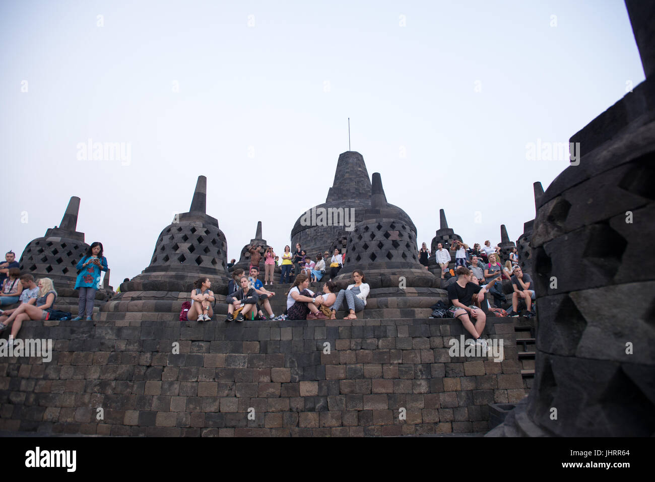 I turisti in attesa del sorgere del sole sulla terrazza di 'Sea di immortalità " Tempio di Borobudur Java Indonesia. Foto Stock